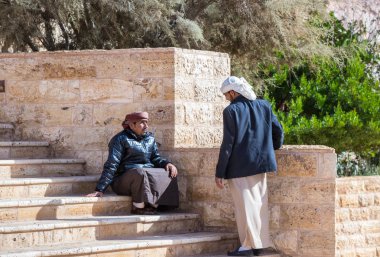 Akabe, Ürdün, 07 Aralık 2018: Bedevileri - jeep sürücüleri stand ve bekleyen Wadi Rum Ziyaretçi Merkezi yakınındaki Akabe şehir Ürdün turistler için konuşmak