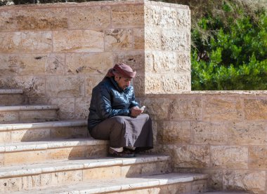 Akabe, Ürdün, 07 Aralık 2018: Bedevileri - oturma ve Wadi Rum Ziyaretçi Merkezi yakınındaki Akabe şehir Ürdün turist bekleyen jeep sürücüleri