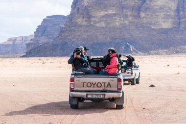Akabe, Ürdün, 07 Aralık 2018: Turist binmek Wadi Rum çölde Ürdün Akabe city yakınındaki açık Jip otomobiller