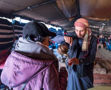 Akabe, Ürdün, 07 Aralık 2018: Bedevi Kervansaray Akabe city Ürdün yakınındaki Wadi Rum çölde içinde çay çaydanlık gelen turist için dökülen