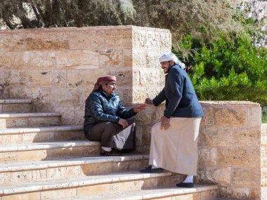 Akabe, Ürdün, 07 Aralık 2018: Bedevileri - jeep sürücüleri stand ve bekleyen Wadi Rum Ziyaretçi Merkezi yakınındaki Akabe şehir Ürdün turistler için konuşmak