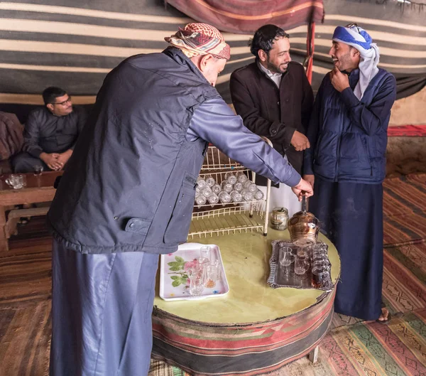 Akabe, Ürdün, 07 Aralık 2018: Bedevi Kervansaray Akabe city Ürdün yakınındaki Wadi Rum çölde içinde çay çaydanlık gelen turist için dökülen