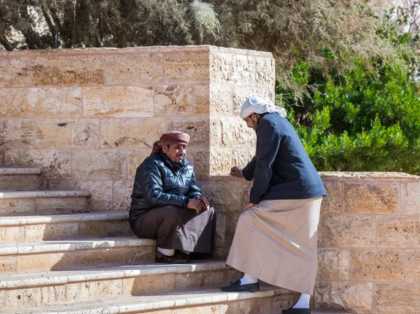 Akabe, Ürdün, 07 Aralık 2018: Bedevileri - jeep sürücüleri stand ve bekleyen Wadi Rum Ziyaretçi Merkezi yakınındaki Akabe şehir Ürdün turistler için konuşmak