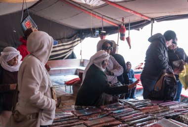 Akabe, Ürdün, 07 Aralık 2018: Satıcı - Bedevi turistler yakındaki oteller: Akabe city Ürdün Kervansaray Wadi Rum içinde Satılık Ürünler çöl gösterir