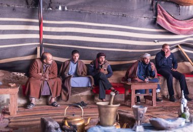 Akabe, Ürdün, 07 Aralık 2018: Bedevileri dinlenme, çay içmek ve Kervansaray Akabe city Ürdün yakınındaki Wadi Rum çölde turistler için beklenirken duman