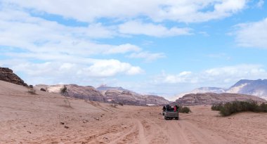 Akabe, Ürdün, 07 Aralık 2018: Turist binmek Wadi Rum çölde Ürdün Akabe city yakınındaki açık Jip otomobiller