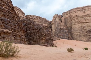 Wadi Rum çölde Ürdün Akabe city yakınındaki yüksek dağ silsilesi