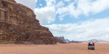 Akabe, Ürdün, 07 Aralık 2018: Turist binmek Wadi Rum çölde Ürdün Akabe city yakınındaki açık Jip otomobiller