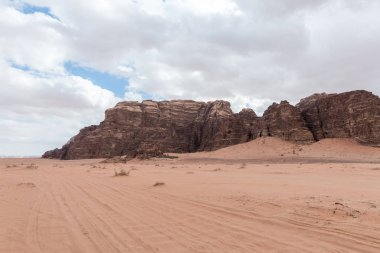 Wadi Rum çölde Ürdün Akabe city yakınındaki büyüleyici güzelliği