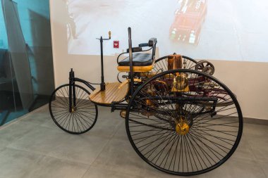 Amman, Ürdün, 07 Aralık 2018: Amman, Jordan'ın başkenti Kral Abdullah II Araba Müzesi sergi Patent otomobil modeli 1 1886 Mercedes Benz kopyası.