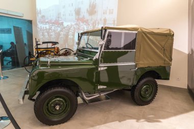 Amman, Ürdün, 07 Aralık 2018: Orijinal Land Rover seri1 1952, Amman, Jordan'ın başkenti Kral Abdullah II araba Müzede Sergi.