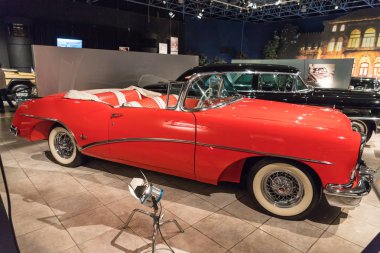 Amman, Ürdün, 07 Aralık 2018: Buick Skylark 100 Cabrio 1956, Amman, Jordan'ın başkenti Kral Abdullah II araba Müzede Sergi.