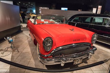 Amman, Ürdün, 07 Aralık 2018: Buick Skylark 100 Cabrio 1956, Amman, Jordan'ın başkenti Kral Abdullah II araba Müzede Sergi.