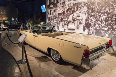 Amman, Ürdün, 07 Aralık 2018: Lincoln Continental Convertible 1961, Amman, Jordan'ın başkenti Kral Abdullah II araba Müzede Sergi.