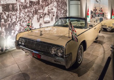 Amman, Ürdün, 07 Aralık 2018: Lincoln Continental Convertible 1961, Amman, Jordan'ın başkenti Kral Abdullah II araba Müzede Sergi.