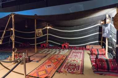 Amman, Ürdün, 07 Aralık 2018 : Ürdün'ün başkenti Amman'daki Kral Abdullah Ii araba müzesindeki sergide bedevi kamp çadırı.