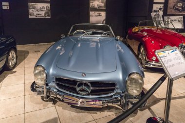Amman, Ürdün, 07 Aralık 2018 : Mercedes-Benz 300sl Roadster 1957 Ürdün'ün başkenti Amman'daki Kral Abdullah Ii araba müzesindeki sergide.