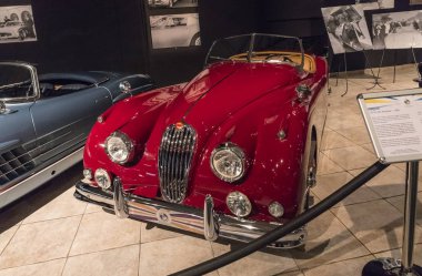 Amman, Ürdün, 07 Aralık 2018: Jaguar Xk140 Mc Roadster 1956, Amman, Jordan'ın başkenti Kral Abdullah II araba Müzede Sergi.