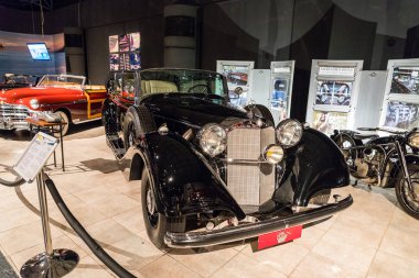 Amman, Ürdün, 07 Aralık 2018: Mercedes-Benz 770 K açık Tourer zırhlı 1943 tarihlerinde Amman, Jordan'ın başkenti Kral Abdullah II araba müzesinde sergi.