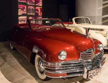 Amman, Ürdün, 07 Aralık 2018: Packard özel sekiz 1948 Cabrio Victoria adlı sergisi Amman, Jordan'ın başkenti Kral Abdullah II Araba Müzesi.