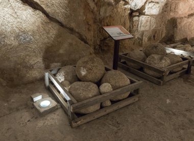 Irbid, Ürdün, 08 Aralık 2018 : Ajloun Kalesi'nin salonlarından birinde bulunan taş çekirdekler, Ayrıca Qalat ar-Rabad olarak da bilinir, Ürdün'ün kuzeybatısında, Irbid şehrine yakın, 12.