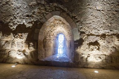 Irbid, Jordan, 08 Aralık 2018: Pencere Ajloun kale, olarak da bilinen Qalat ar-Rabad, iç koridorda bir metal ızgara ile Kuzeybatı Ürdün, Irbid şehir yakınında yer alan bir 12. yüzyıl Müslüman kalesidir