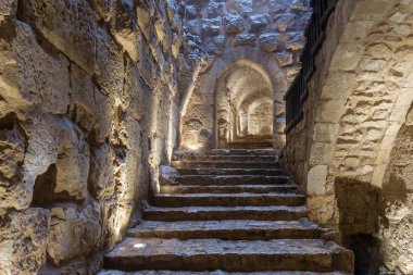 Irbid, Jordan, 08 Aralık 2018: İç Ajloun kale, olarak da bilinen Qalat ar-Rabad, Kuzeybatı Ürdün, Irbid şehir yakınında yer alan 12. yüzyıl Müslüman kale geçiştir