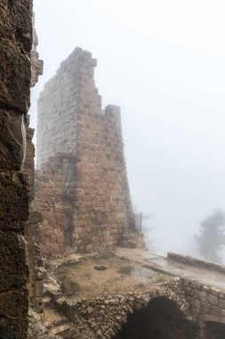 Irbid, Jordan, 08 Aralık 2018: Ajloun Castle, olarak da bilinen Qalat ar-Rabad, avluda kalıntıları olduğunu Kuzeybatı Ürdün, Irbid şehir yakınında yer alan 12. yüzyıl Müslüman kale