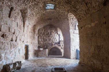 Irbid, Jordan, 08 Aralık 2018: İç Ajloun kale, olarak da bilinen Qalat ar-Rabad, Kuzeybatı Ürdün, Irbid şehir yakınında yer alan 12. yüzyıl Müslüman kale geçiştir