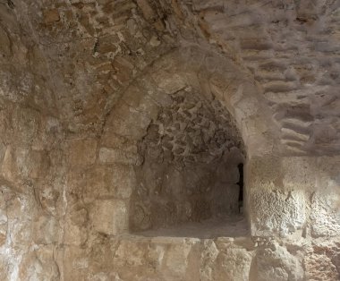 Irbid, Jordan, 08 Aralık 2018: Kaçamak Ajloun Castle, olarak da bilinen Qalat ar-Rabad, kale duvarında Kuzeybatı Ürdün, Irbid şehir yakınında yer alan bir 12. yüzyıl Müslüman kalesidir