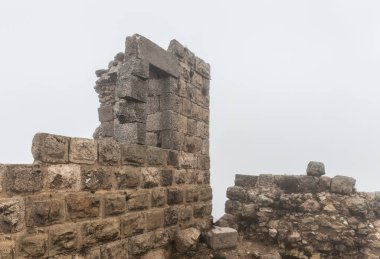 : Irbid, Jordan, 08 Aralık 2018: Misty Ajloun Castle, olarak da bilinen Qalat ar-Rabad, sabahın Kuzeybatı Ürdün, Irbid şehir yakınında yer alan 12. yüzyıl Müslüman kale