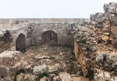 Irbid, Jordan, 08 Aralık 2018: Ajloun Castle, olarak da bilinen Qalat ar-Rabad, avluda kalıntıları olduğunu Kuzeybatı Ürdün, Irbid şehir yakınında yer alan 12. yüzyıl Müslüman kale