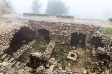 Irbid, Jordan, 08 Aralık 2018: Ajloun Castle, olarak da bilinen Qalat ar-Rabad, avluda kalıntıları olduğunu Kuzeybatı Ürdün, Irbid şehir yakınında yer alan 12. yüzyıl Müslüman kale