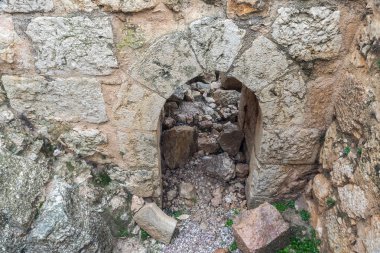 Irbid, Jordan, 08 Aralık 2018: Ajloun Castle, olarak da bilinen Qalat ar-Rabad, avluda kalıntıları olduğunu Kuzeybatı Ürdün, Irbid şehir yakınında yer alan 12. yüzyıl Müslüman kale
