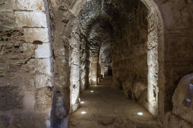 Irbid, Jordan, 08 Aralık 2018: İç Ajloun kale, olarak da bilinen Qalat ar-Rabad, Kuzeybatı Ürdün, Irbid şehir yakınında yer alan 12. yüzyıl Müslüman kale geçiştir