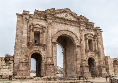 : Jerash, Jordan, 08 Aralık 2018: Hadrian Kapısı büyük Roma şehir yılında 749: Jerash şehri Ürdün'de bulunan, bir deprem tarafından yok: Jerash - Gerasa, harabeye
