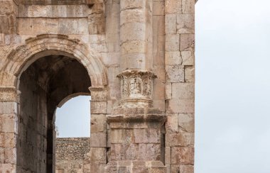 : Jerash, Jordan, 08 Aralık 2018: Parçası Hadrianus Kapısı büyük Roma şehir yılında 749: Jerash şehri Ürdün'de bulunan, bir deprem tarafından yok: Jerash - Gerasa, harabeye