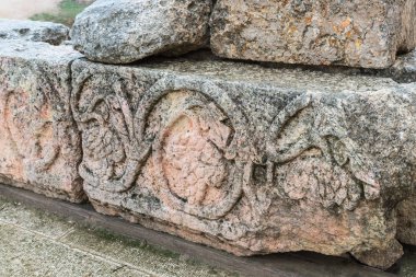 : Jerash, Jordan, 08 Aralık 2018: Büyük Roma şehir yılında 749: Jerash şehri Ürdün'de bulunan, bir deprem tarafından yok: Jerash - Gerasa, kalıntıları sütunlarda parçaları