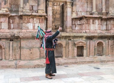 : Jerash, Jordan, 08 Aralık 2018: Onun elinde gayda ile Ürdün Legion şeklinde bir savaşçı 08 Aralık 2018 kalıntıları Roma devri: Jerash - Gerasa Jordanjerash, Jordan, Güney tiyatro turist selamlıyor: bir savaşçı formu