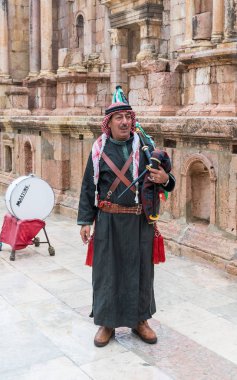 : Jerash, Jordan, 08 Aralık 2018: Kalıntıları Roma devri: Jerash - Ürdün Gerasa Güney tiyatro turist bekleyen gayda ile Ürdün Legion şeklinde müzisyen