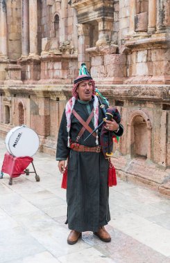 : Jerash, Jordan, 08 Aralık 2018: Kalıntıları Roma devri: Jerash - Ürdün Gerasa Güney tiyatro turist bekleyen gayda ile Ürdün Legion şeklinde müzisyen
