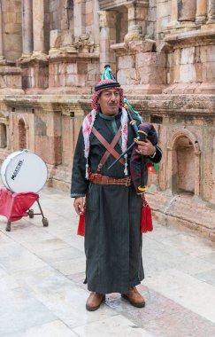 : Jerash, Jordan, 08 Aralık 2018: Kalıntıları Roma devri: Jerash - Ürdün Gerasa Güney tiyatro turist bekleyen gayda ile Ürdün Legion şeklinde müzisyen