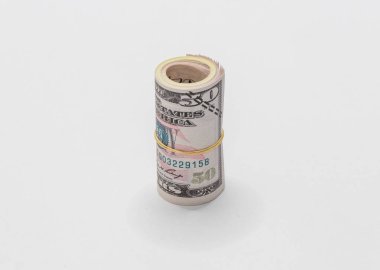 Bir sürü Amerikan Doları 50 dolar notlar mezhepleri olarak yerleştirilmiştir ve beyaz bir arka plan üzerinde izole basit bir lastik bant ile birlikte düzenlenen.