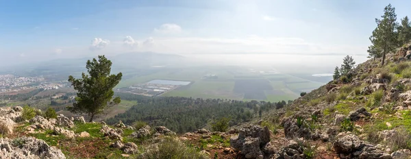 Uitzicht op de zonsopgang uit de afgrond van de berg in de buurt van Nazareth op de aangrenzende vallei — Stockfoto