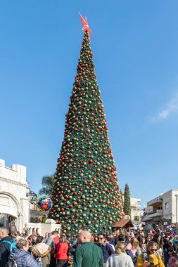 Nazareth, İsrail, 20 Aralık 2018: Square İsrail Nazareth şehirde Noel ağacı yanında çok sayıda turist dolaşmak