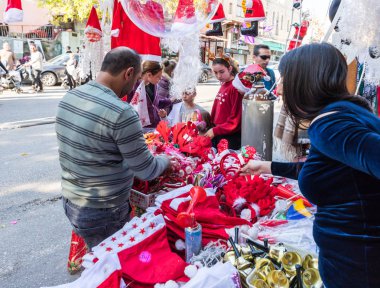 Nazareth, İsrail, 20 Aralık 2018: Alıcılar İsrail şehirde Nazareth sokak satıcısı dükkanda Noel Hatıra Eşyası seçim