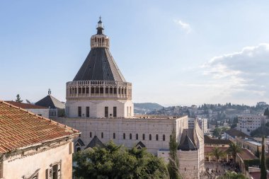 Nazareth, İsrail, 20 Aralık 2018: Çatıdan duyuru İsrail Nasıra şehrinde uluslararası Marian merkezinin Bazilikası görünümünü