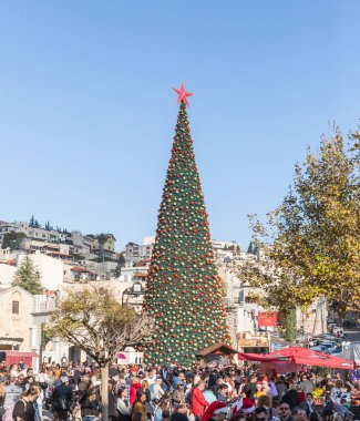 Nazareth, İsrail, 20 Aralık 2018: Square İsrail Nazareth şehirde Noel ağacı yanında çok sayıda turist dolaşmak