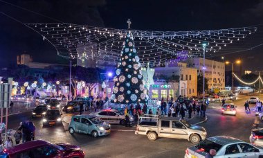 Haifa, İsrail, 23 Aralık 2018: Tatil süslenmiş Noel Sderot Ben Gurion Avenue şehirde Haifa, İsrail için