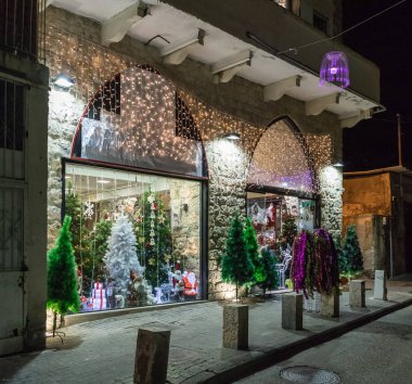 Haifa, İsrail, 23 Aralık 2018: Dekore edilmiş Noel mal mağaza ile yapay Noel ağaçları ve oyuncaklar şehirde Haifa, İsrail